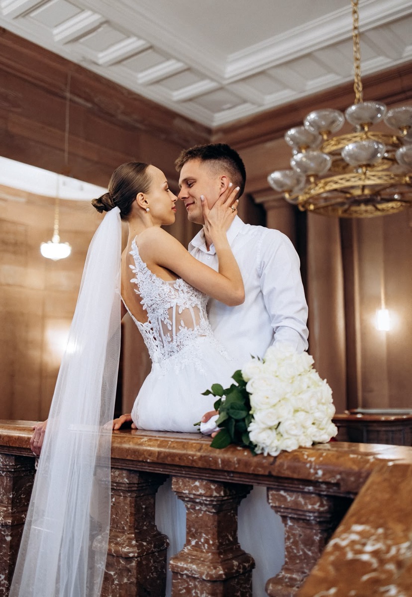 Para młoda w eleganckim wnętrzu